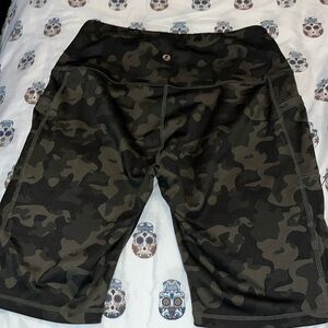 Legend Active High Rise Biker Shorts Green and Black Camo
Size M 9" Size Large